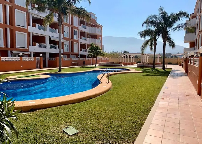 Apto. Con Gran Terraza Y Acceso Directo A Piscina.